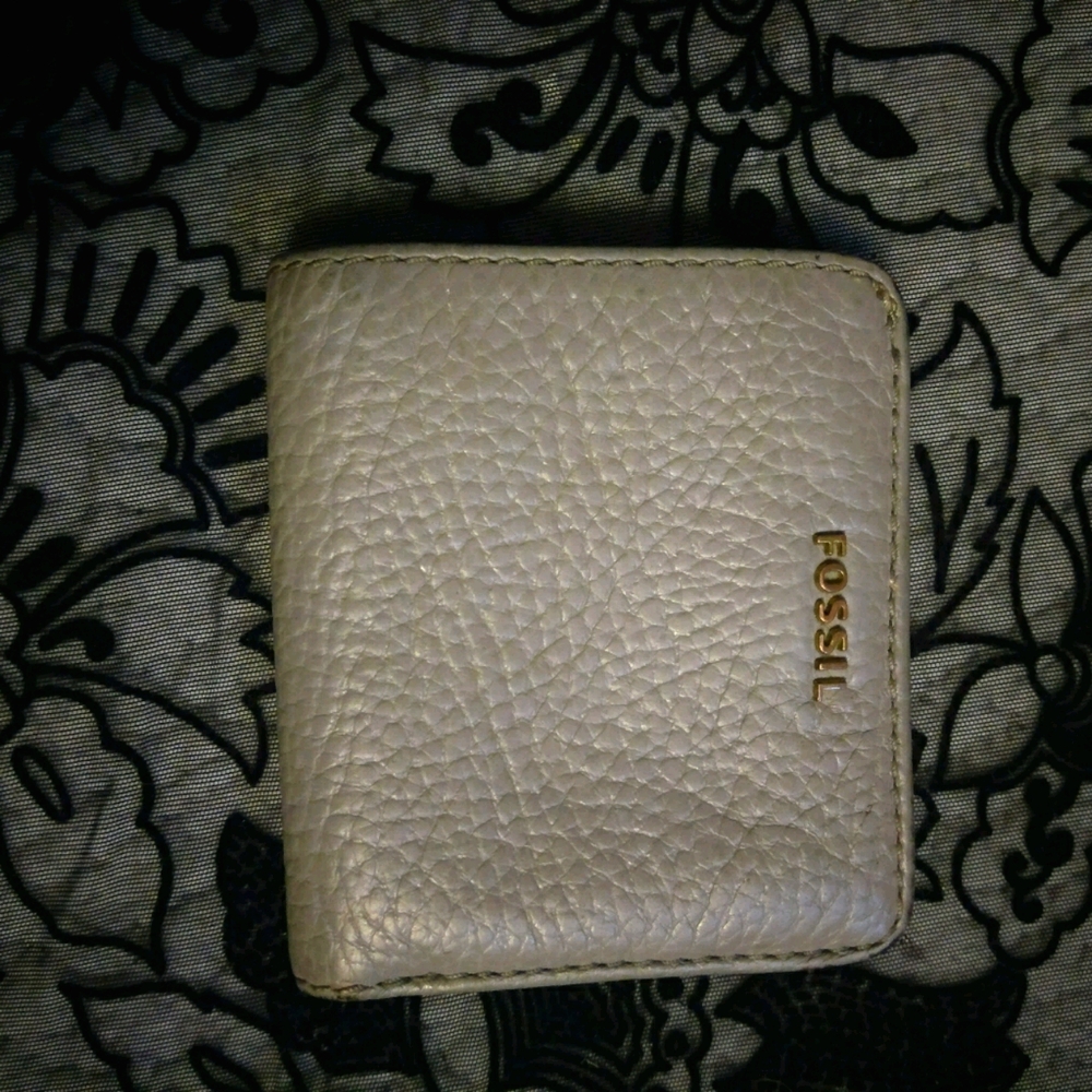 Fossil leather snap button closure bifold wallet